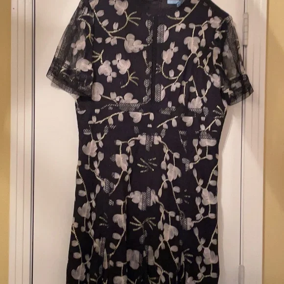 Lace and  embroidered detail dress - Picture 6 of 7